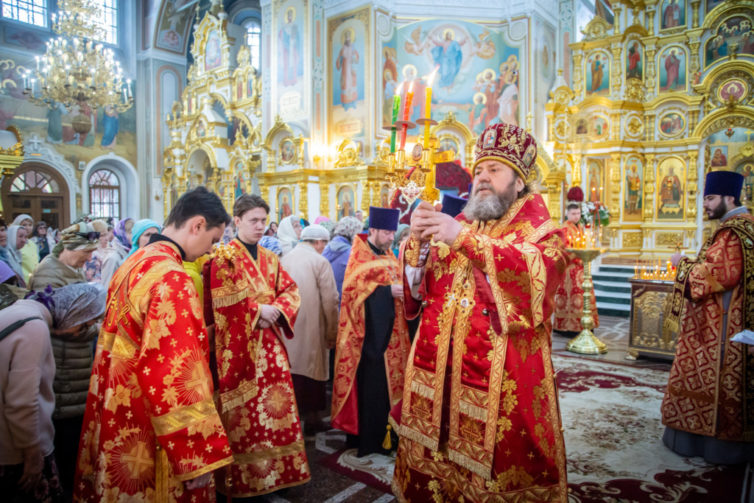 Служение митрополита Викторина в день Радоницы