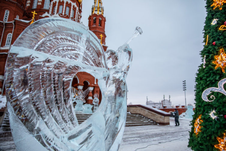 Площадь кафедрального собора украсили ледяные ангелы
