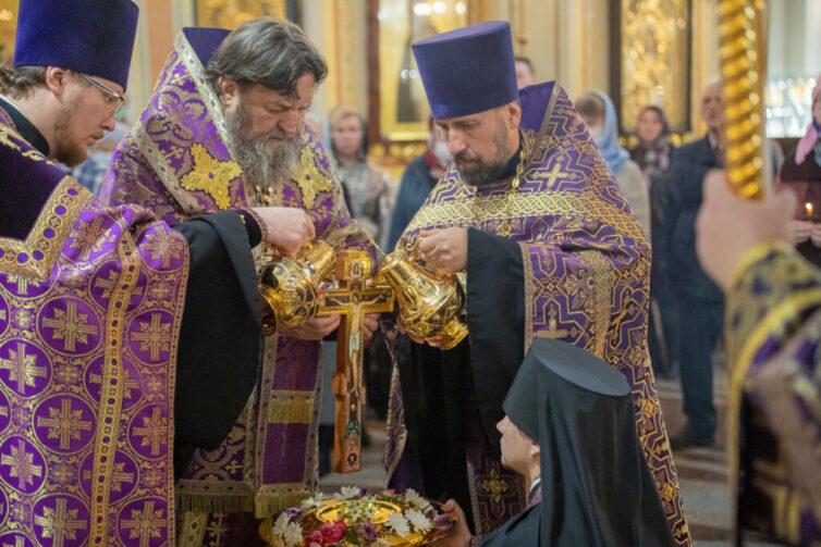 Чин воздвижения креста в Михаило-Архангельском соборе