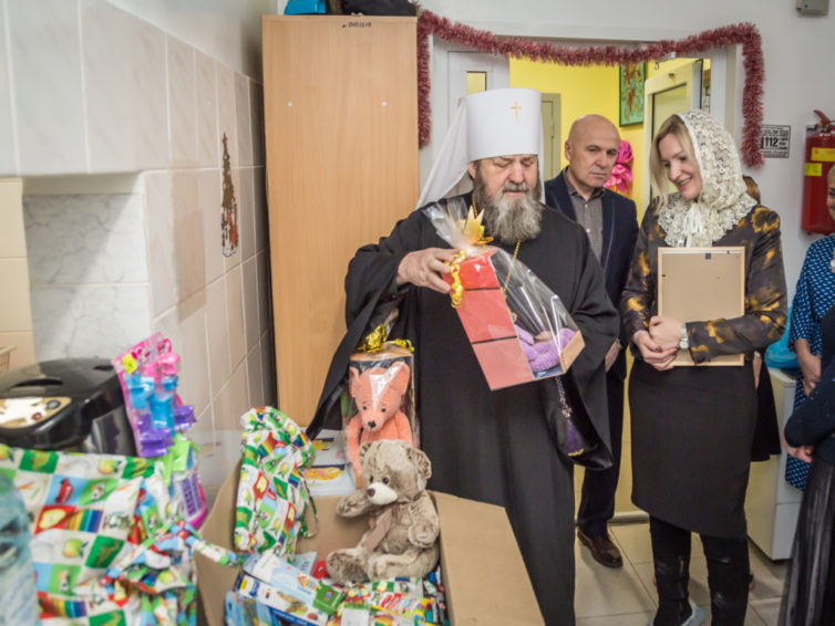 Прихожане кафедрального храма собрали подарки к Рождеству для нуждающихся